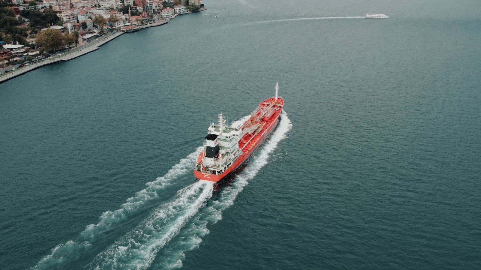 Un pétrolier photographié depuis les airs, naviguant dans le détroit du Bosphore, bordé par une ville.