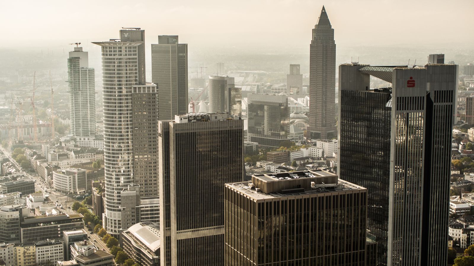 Vue aérienne de gratte-ciel du quartier financier de Francfort, sièges de banques et tours de bureaux.