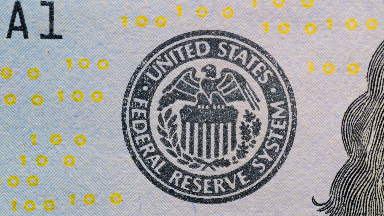 Gros plan sur le sceau de la Federal Reserve imprimé sur un billet de banque américain.